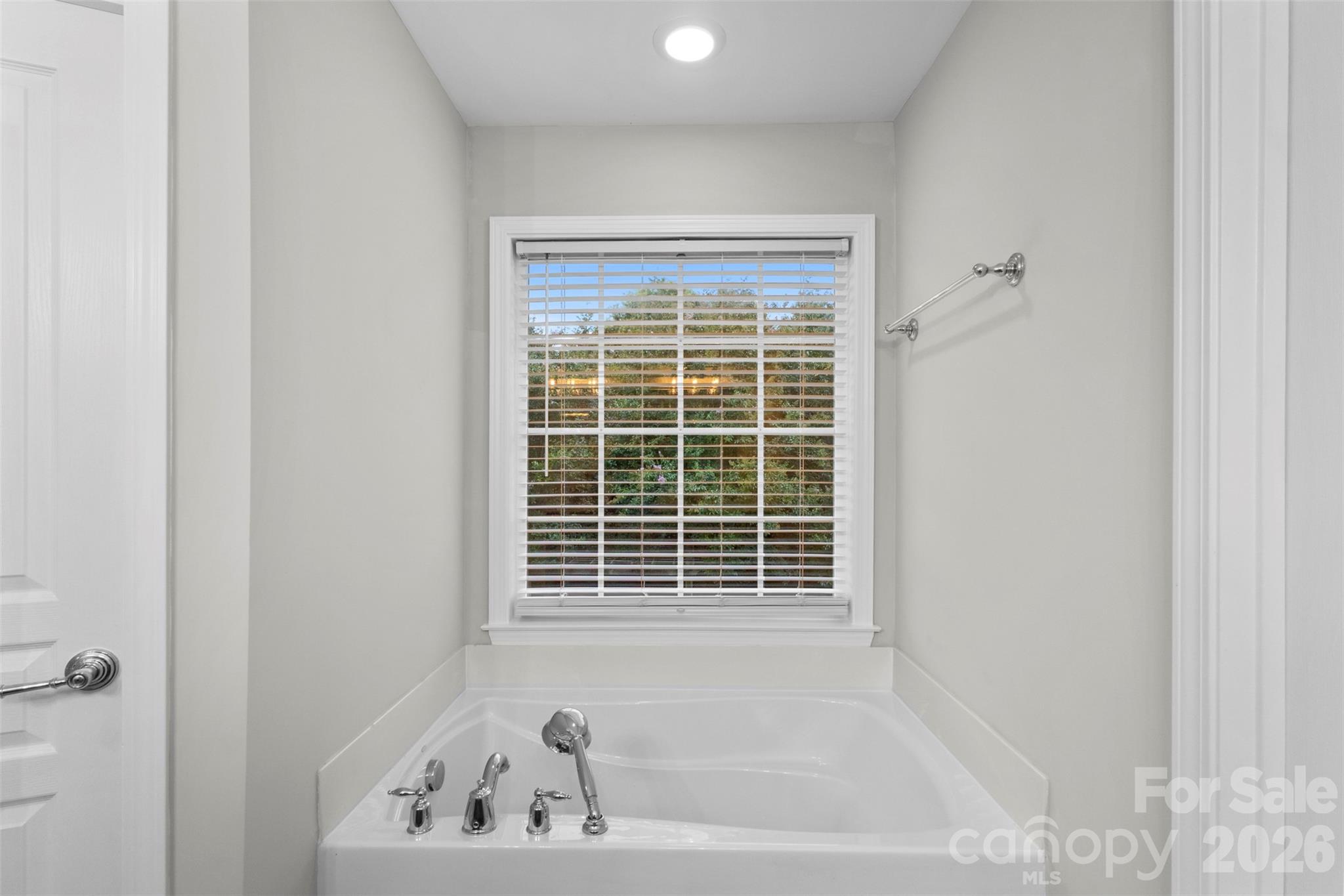 7856 Lamington Drive, photo 4 of 30
