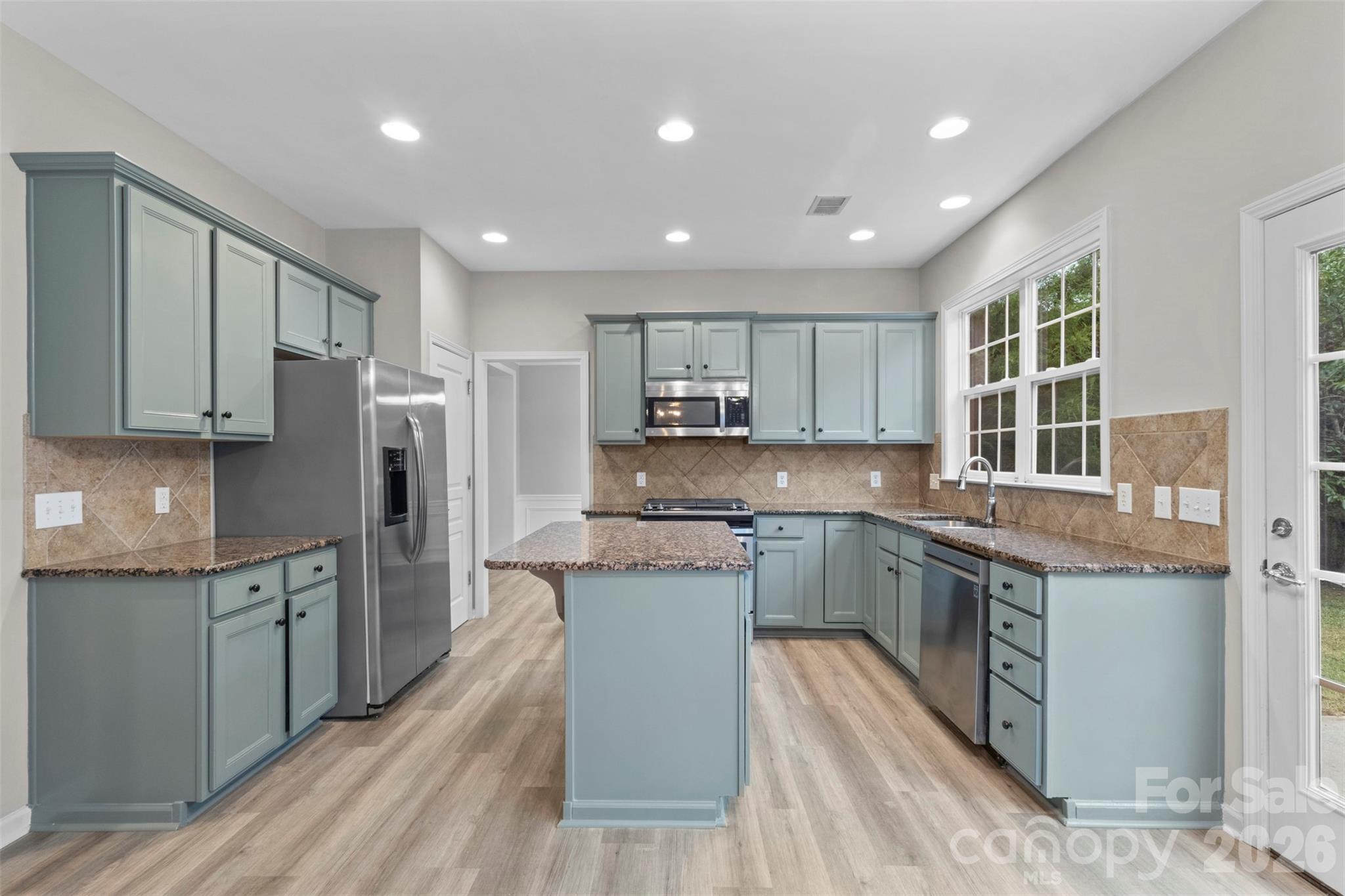 7856 Lamington Drive, photo 5 of 30